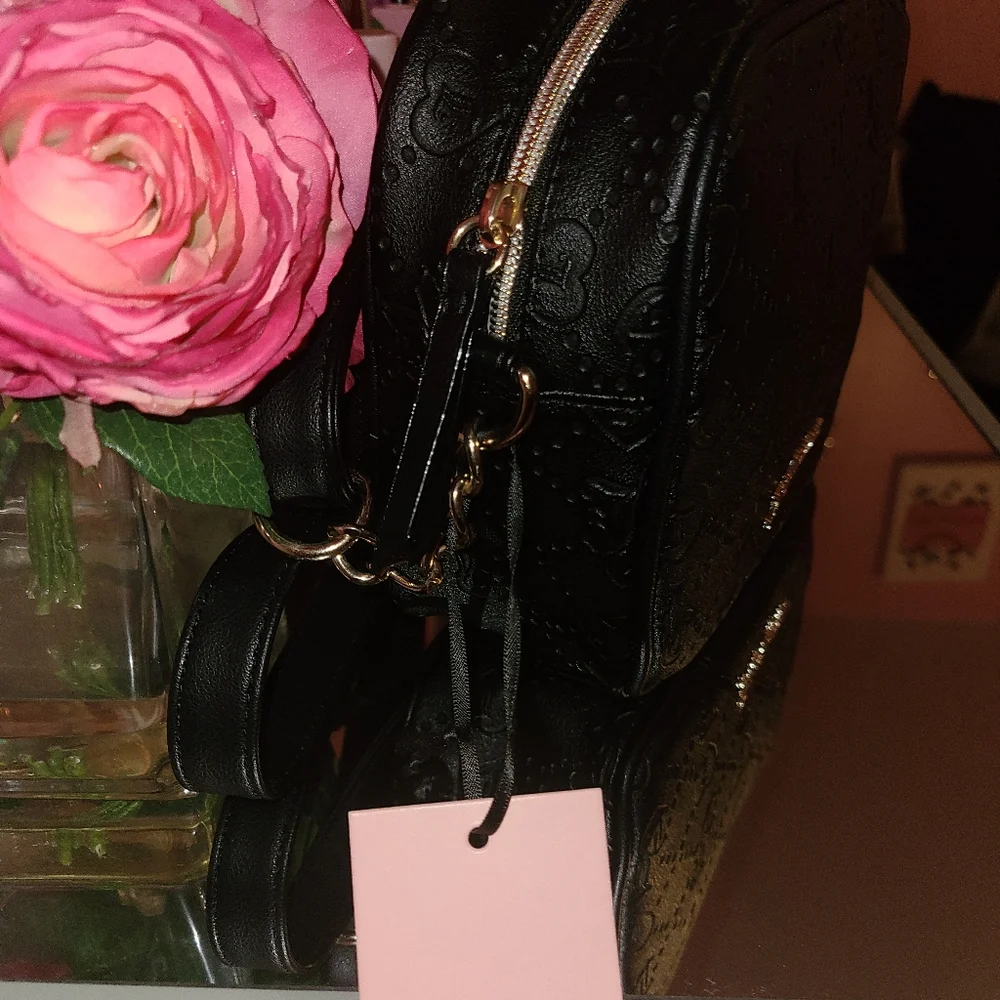 Debossed licorice camera crossbody bag - Picture 2 of 3